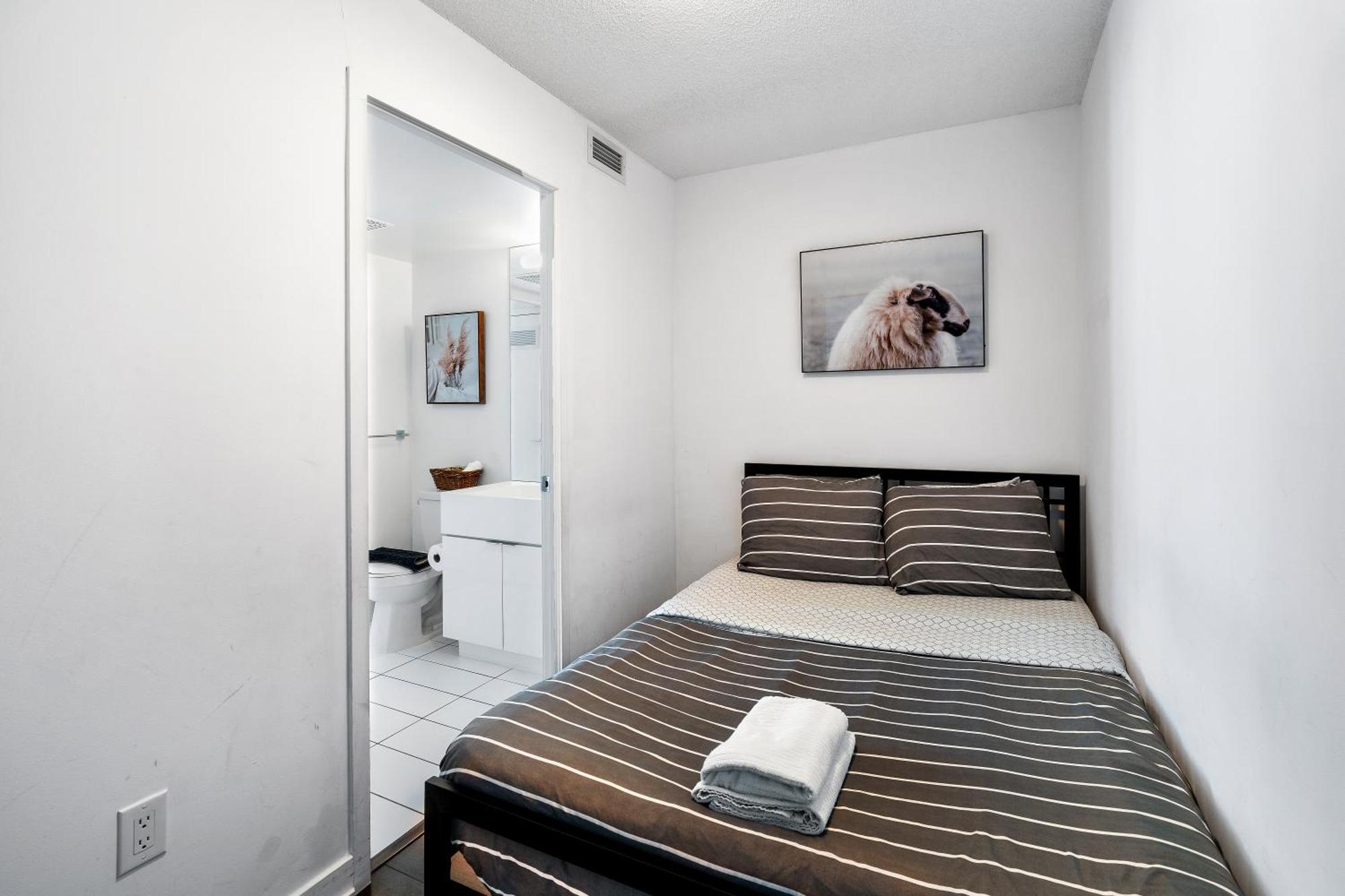 טורונטו Exquisite Condos By Cn Tower With Parking מראה חיצוני תמונה