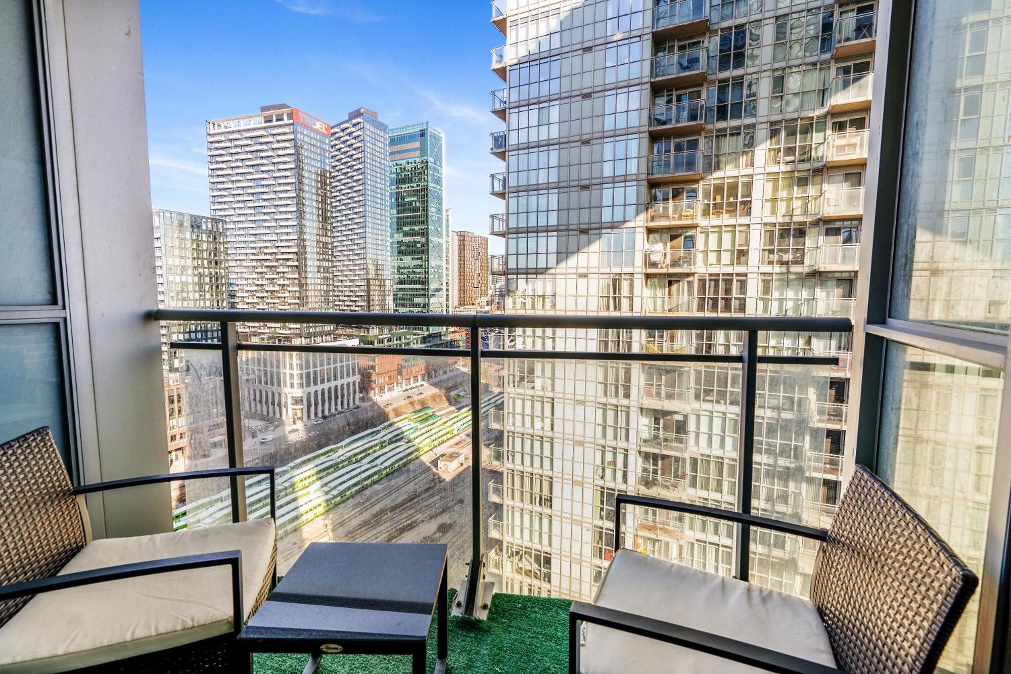 טורונטו Exquisite Condos By Cn Tower With Parking מראה חיצוני תמונה